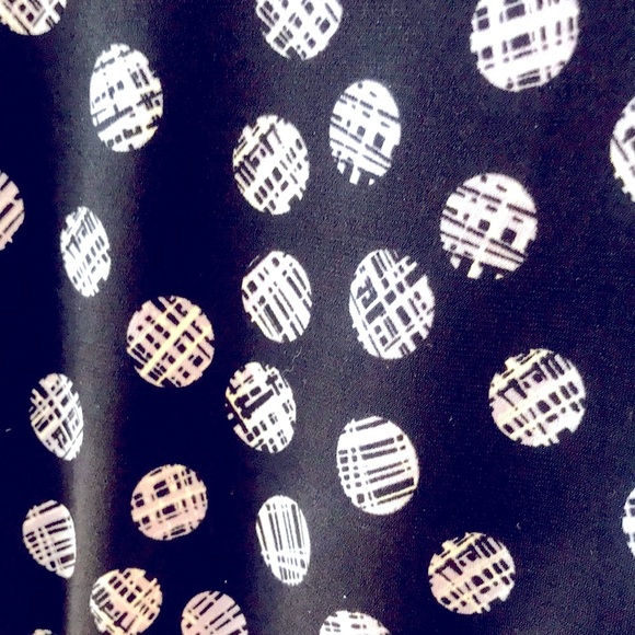 Asymmetrical blouse with black and white circles - Picture 2 of 6